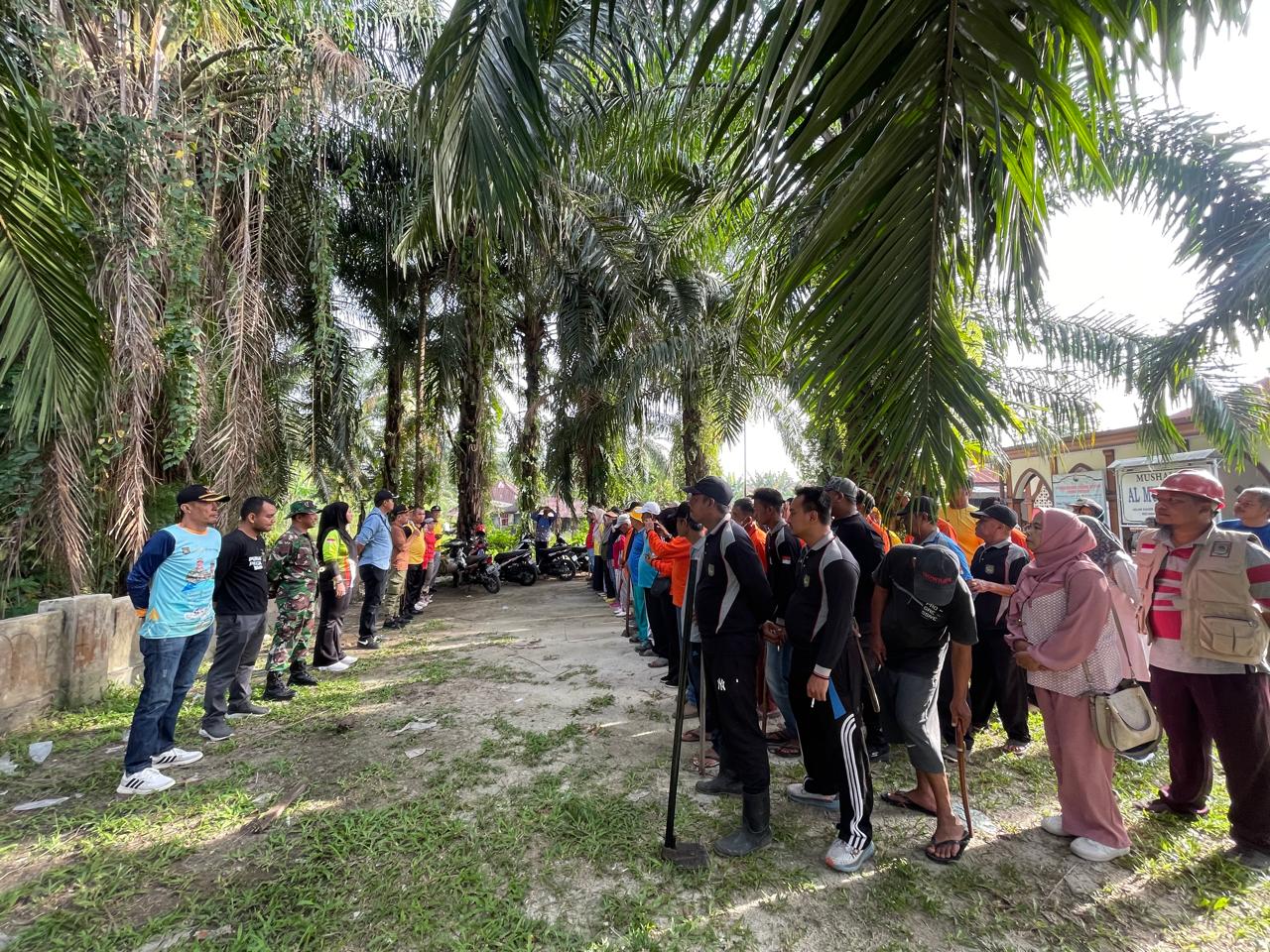 Gotong Royong Massal di Kecamatan Kisaran Timur, Polsek Kota Kisaran Turut Serta