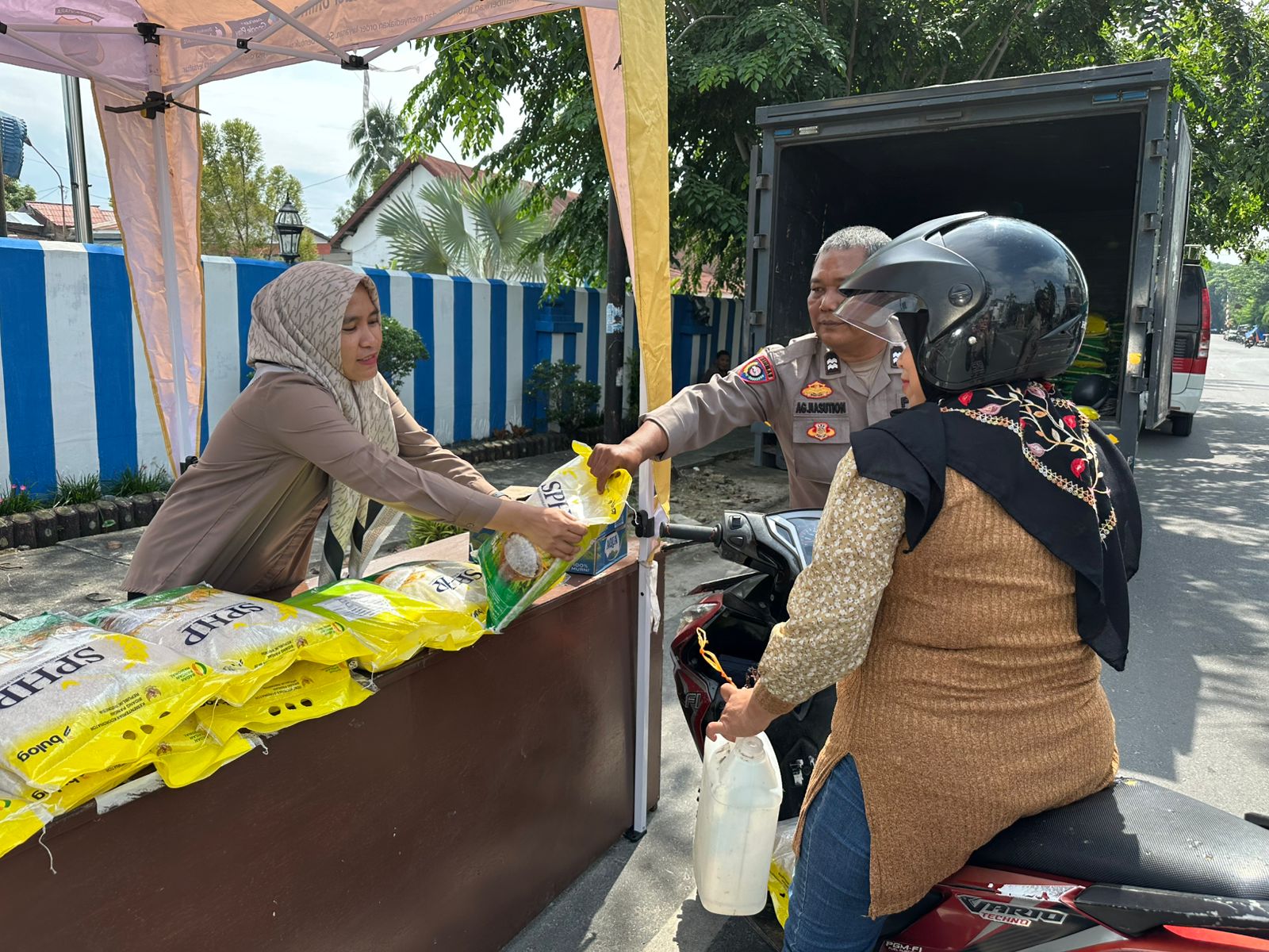 POLRES ASAHAN GELAR GERAKAN PASAR MURAH BERAS BULOG SEBANYAK 12 TON DI 6 TITIK LOKASI