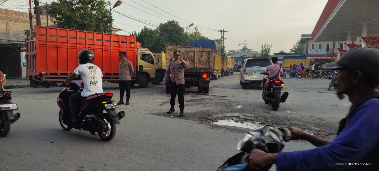 Kapolsek Air Joman Turun Langsung Atur Lalu Lintas, Urai Kemacetan Akibat Antrian Solar di SPBU