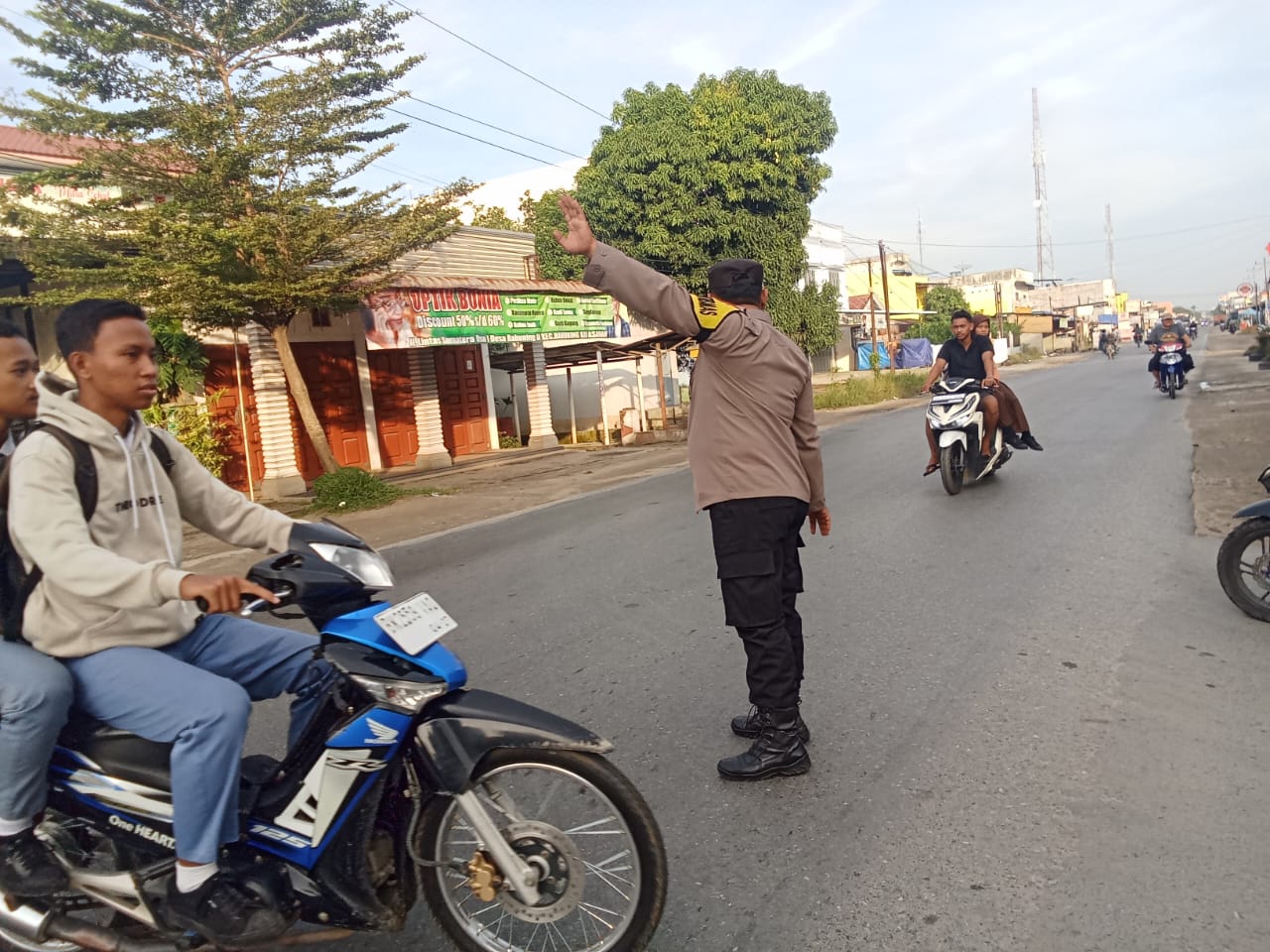 Polsek Pulau Raja Laksanakan Pos Padat Pagi di Jalinsum